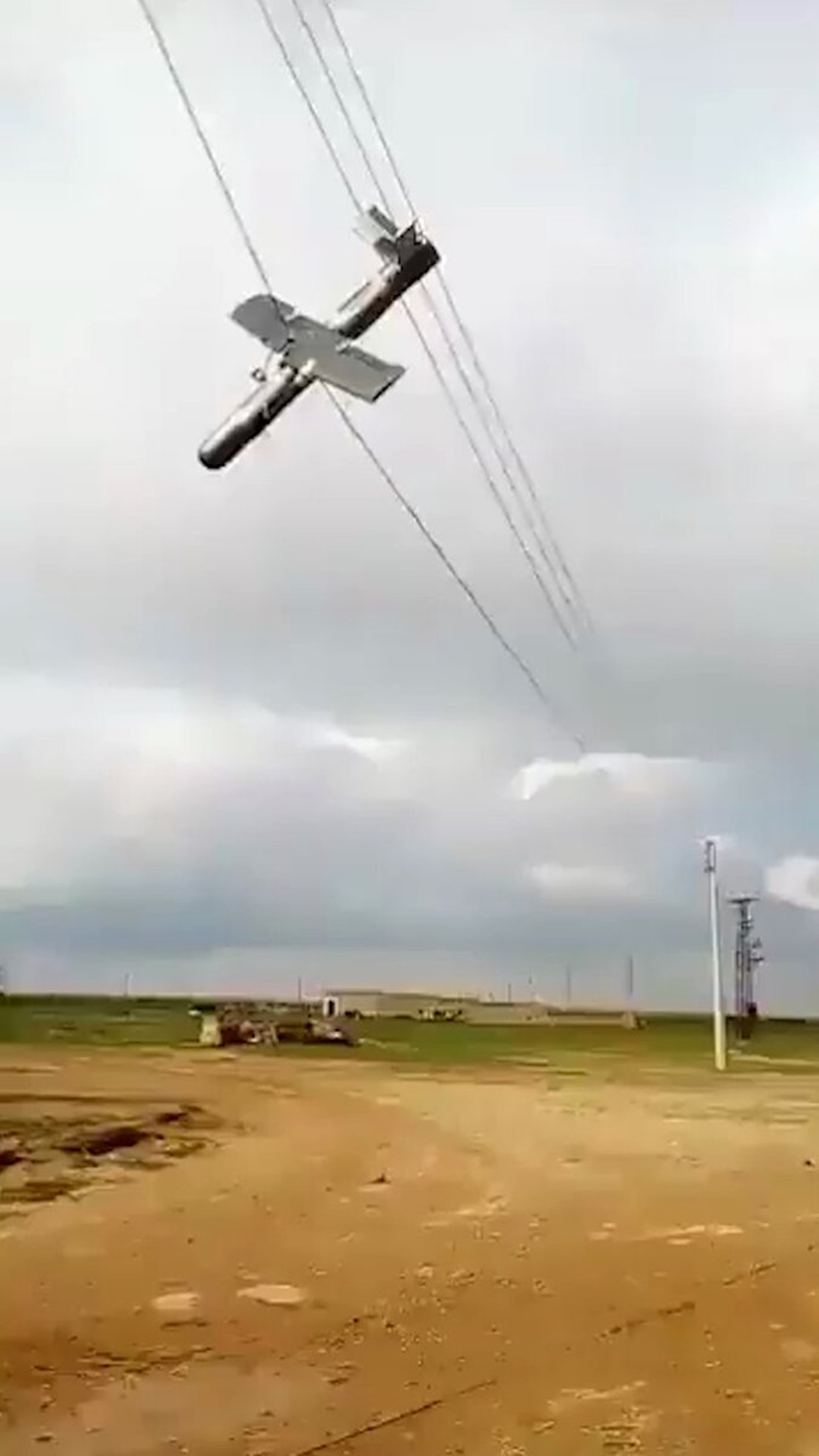 İnsansız hava aracı, Irak'ta elektrik kablolarına dolandı